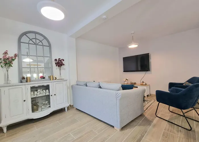 Nyaraló Le Magnolia Terrace & Private Parking Sleeps 6 *